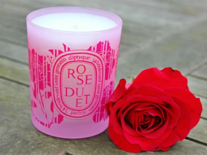 Diptyque Roses candle featuring the delicate fragrance of freshly cut roses in an elegant glass jar