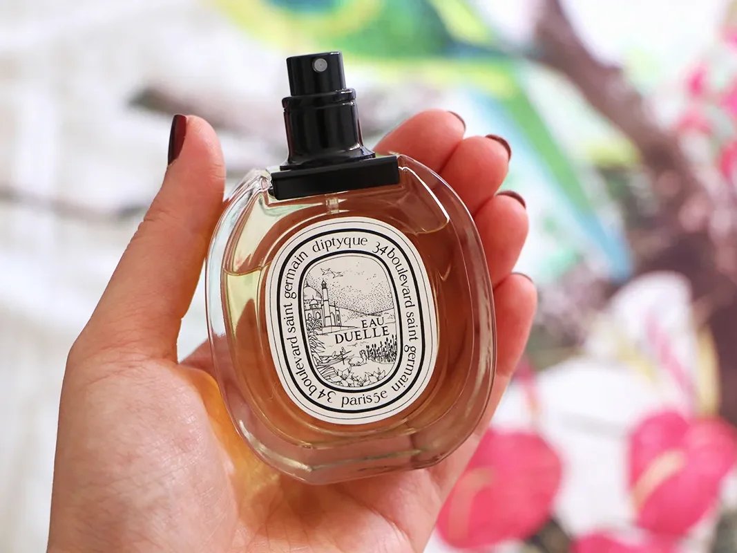 Eau Duelle sample bottle by Diptyque, with warm vanilla and spice notes, ideal for men and women looking for a versatile unisex fragrance